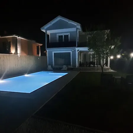 Villa Basaran, Private With Large Heated Swimming Pool In